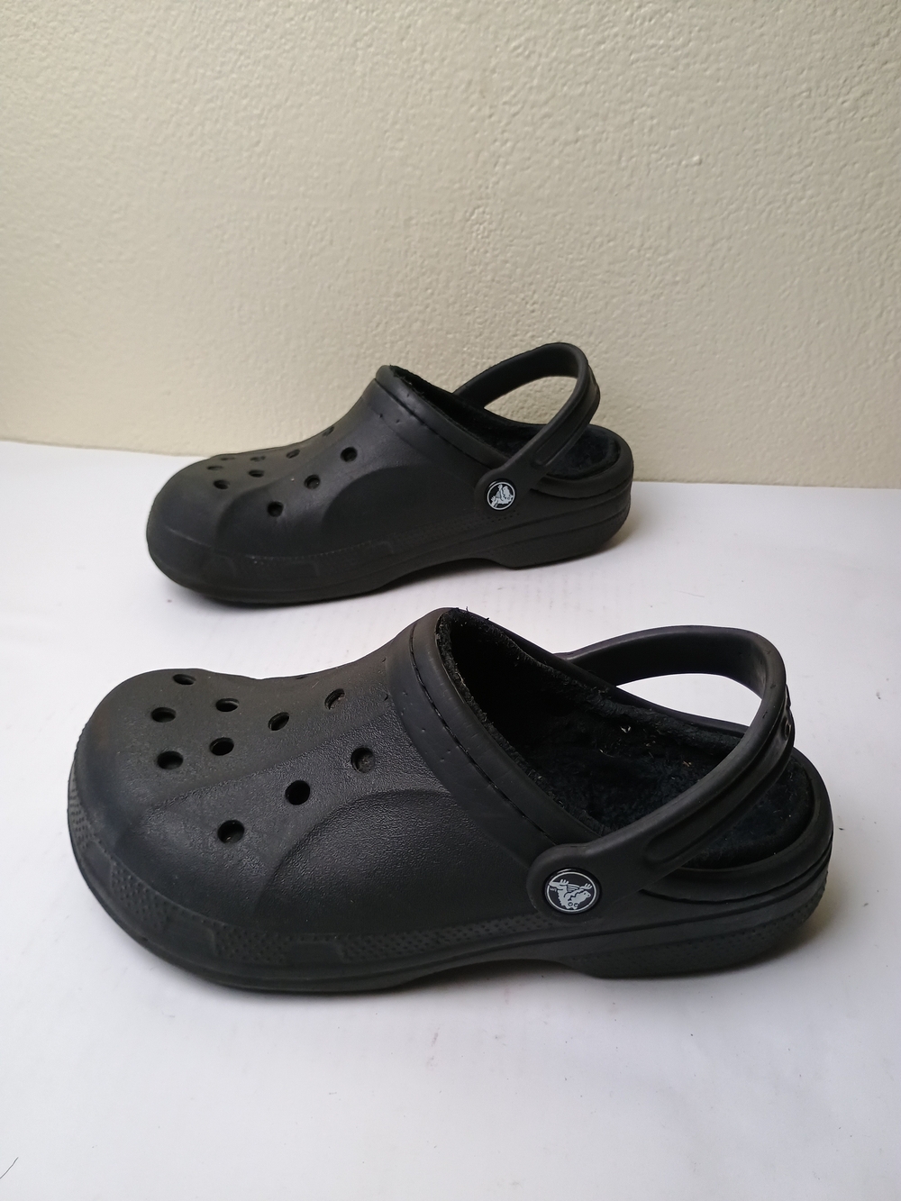 CROCS W7/M5 Black Fleece-Lined Classic Clog with Heel Strap